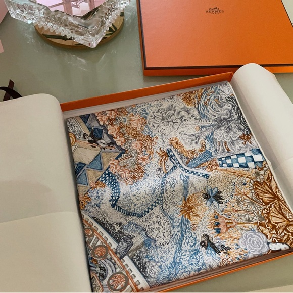 New! Authentic Hermès 90x90cm Scarf - Picture 2 of 5